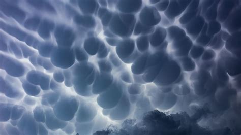 Mammatus Clouds Look Like Fluffy Bubble Wrap in the Sky | HowStuffWorks