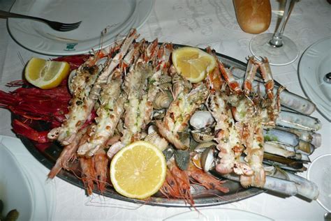 Spanish seafood platters: mariscada or parillada?