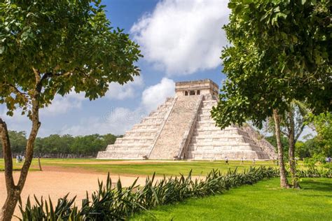 Kukulkan Pyramid of Chichen Itza in Mexico Stock Photo - Image of maya, view: 192892350