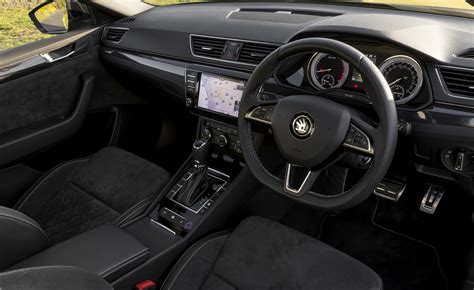 Skoda Superb Interior & Infotainment | carwow