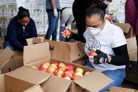 During pandemic, D.C. volunteers provide food for the needy | PBS NewsHour