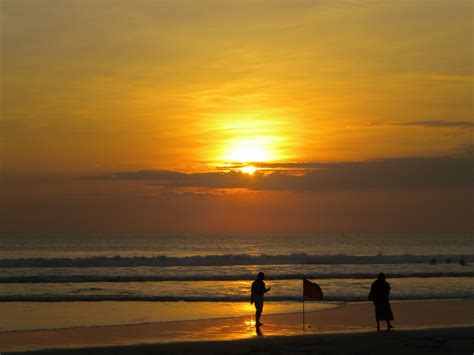 Foto-foto Perjalanan: Sunset di Pantai Kuta & Legian