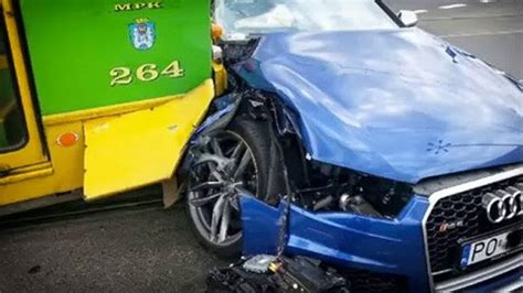 Idiot Audi RS6 Driver Crashes into Tram, Looks Like a Write-Off - autoevolution