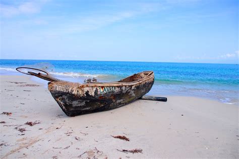 Photo Of The Day: One Lonely Fishing Boat in Port-Salut, Haiti | Haiti