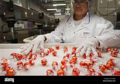 A worker at the Swiss chocolate factory of Lindt & Sprungli in Zurich/Kilchberg is inspecting ...