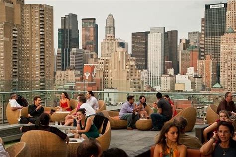 Dress code on rooftop bars in New York [complete guide]