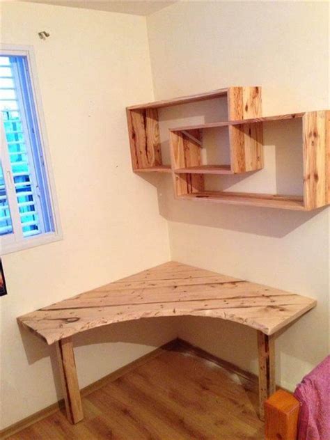 DIY Pallet Desk with Art Style Shelves - Easy Pallet Ideas