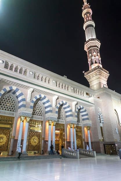 Premium Photo | Al-masjid an-nabawi at night