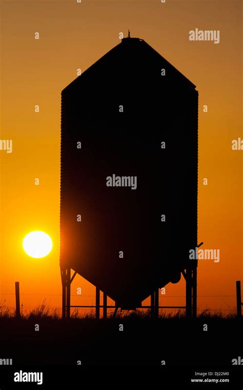 Silhouette of grain silo at sunset hi-res stock photography and images - Alamy