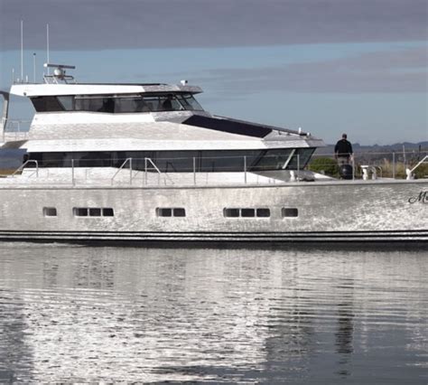 Yacht MOLLYMAWK, Circa Marine | CHARTERWORLD Luxury Superyacht Charters