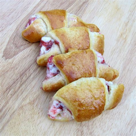 Rumbly in my Tumbly: Strawberry Cream Cheese Croissants