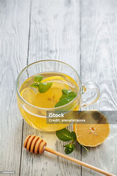 Secangkir Teh Panas Dengan Lemon Mint Dan Madu Konsep Yang Sehat Foto Stok - Unduh Gambar ...