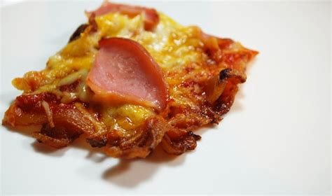 Bacon Crust Pizza - SavoryReviews