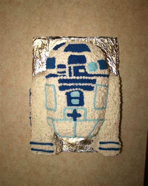 R2D2 Cake - CakeCentral.com