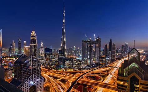 Schöne Dubai-Stadt nachts, Wolkenkratzer, Turm, Lichter, Straßen ...