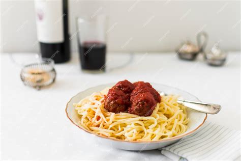 Free Photo | Meatballs with sweet and sour tomato sauce on trenette pasta in plate