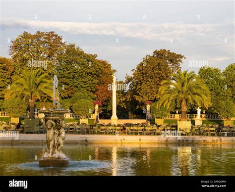 Lake and Statues, Luxembourg Gardens, Le Jardin du Luxembourg, Paris ...