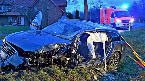 Unfall in Langenberg/NRW: Mann schwer verletzt im Auto eingeklemmt