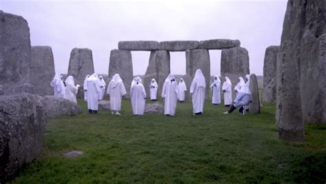 Stonehenge: How druids and witches are making sense of the pandemic – Channel 4 News