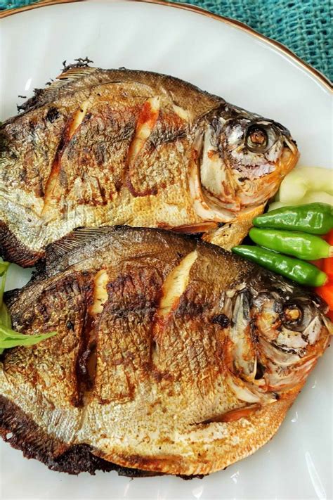 Pan Seared Pomfret Fish - IzzyCooking