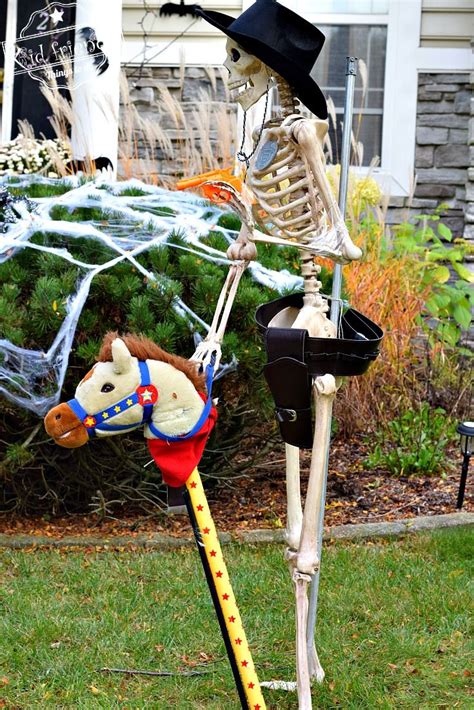 Over 19 Hilarious Skeleton Decorations For Your Yard on Halloween | Halloween skeleton ...