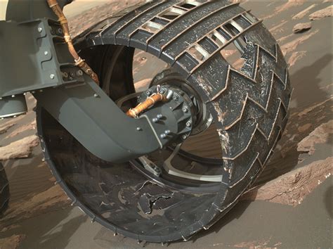 Tough life on Mars: Curiosity rover’s wheels battered by red planet (PHOTOS) — RT Viral