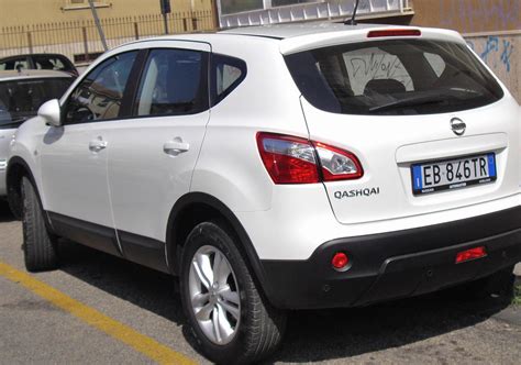 Nissan Qashqai Photos and Specs. Photo: Nissan Qashqai Specification ...