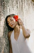 Image result for femmes avec une fleurs