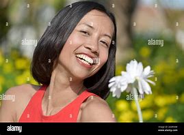 Image result for femmes avec une fleurs