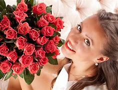 Image result for femmes avec une fleurs