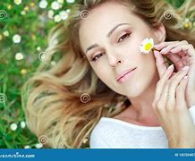 Image result for femmes avec une fleurs