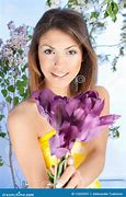 Image result for femmes avec une fleurs