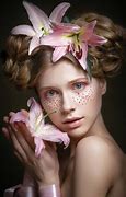 Image result for femmes avec une fleurs