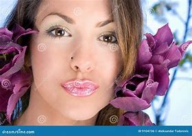 Image result for femmes avec une fleurs