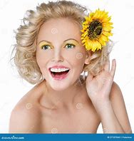 Image result for femmes avec une fleurs