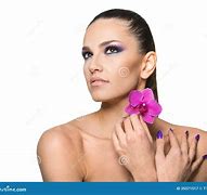 Image result for femmes avec une fleurs