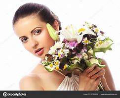 Image result for femmes avec une fleurs