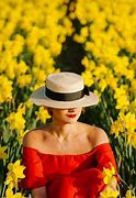 Image result for femmes avec une fleurs