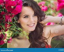 Image result for femmes avec une fleurs