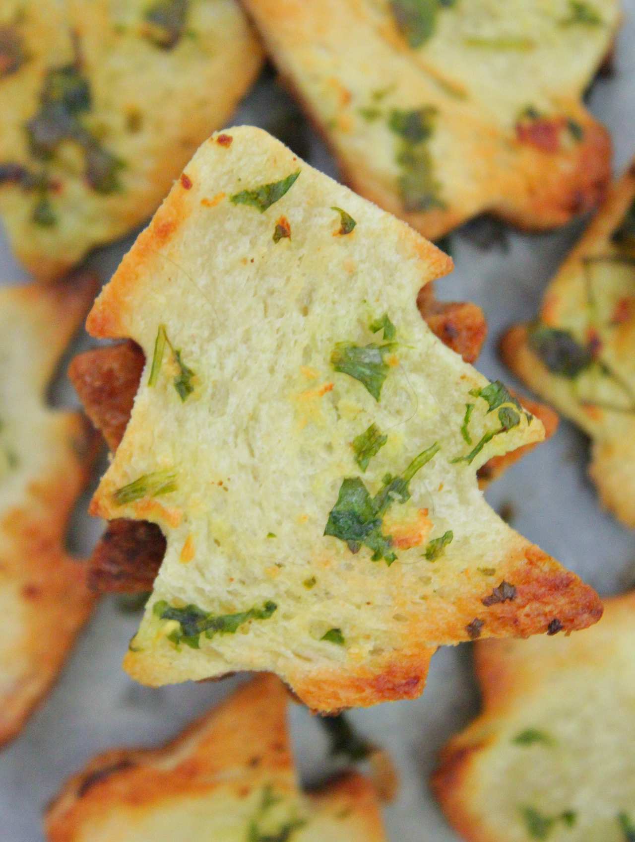 Garlic Bread Chips With Hot Cheese Dip