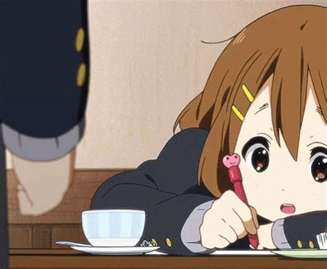 Yui Hirasawa Kon Gif Yui Hirasawa Kon Writing Descubre Y Comparte Gif