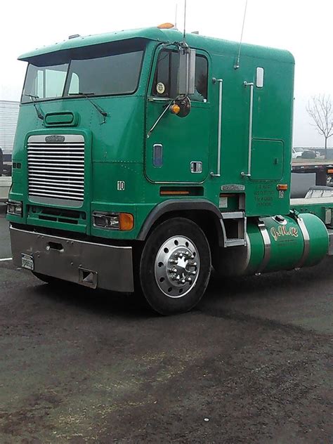 This Freightliner Flb Is Still On The Job Love Those Cabovers