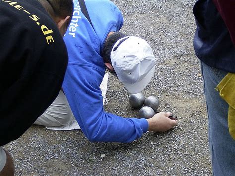 How to play petanque