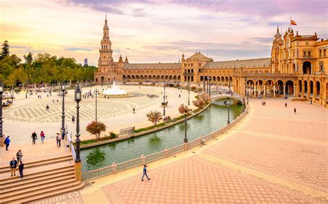 La Plaza de España, un símbolo de la unión de naciones en Sevilla