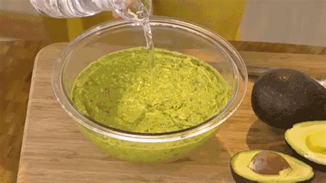 How to keep your guacamole from turning brown | Epicurious.com #KitchenHacks Clever Kitchen ...