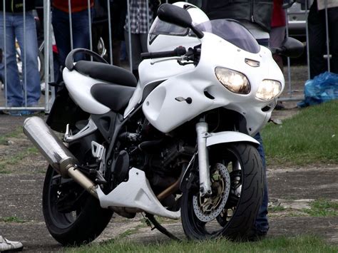 White motorcycle - Kivi Photo - Bank of photos CC0