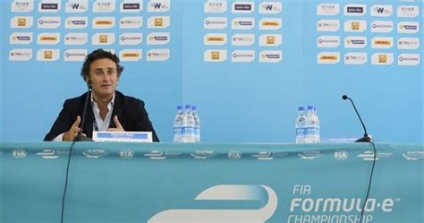 Continental Circus: Formula E: Agag elogia fim das "grid girls"