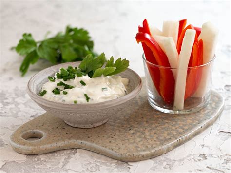 Crème fraîche sauce: perfect for dipping! recipe | Eat Smarter USA