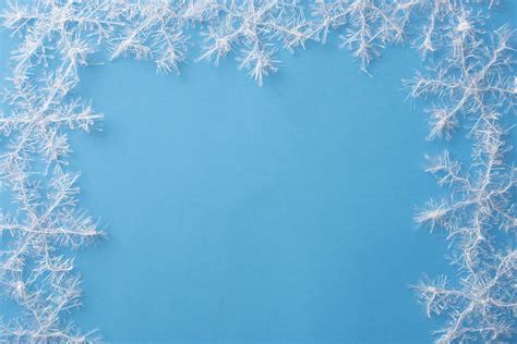 Free Image of Border of white snowflake decorations | Freebie.Photography