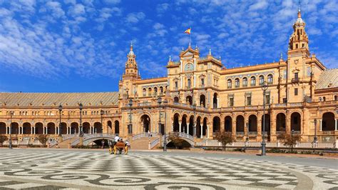 La Plaza España de Sevilla. Azulejos que cuentan una historia: Málaga - Artesanía Sevilla